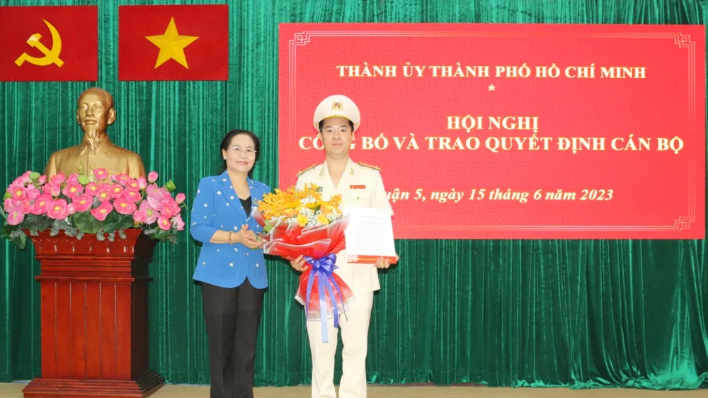 Đồng chí Nguyễn Thị Lệ, Phó Bí thư Thành ủy TPHCM, Chủ tịch HĐND TPHCM trao quyết định cho cán bộ quận 5