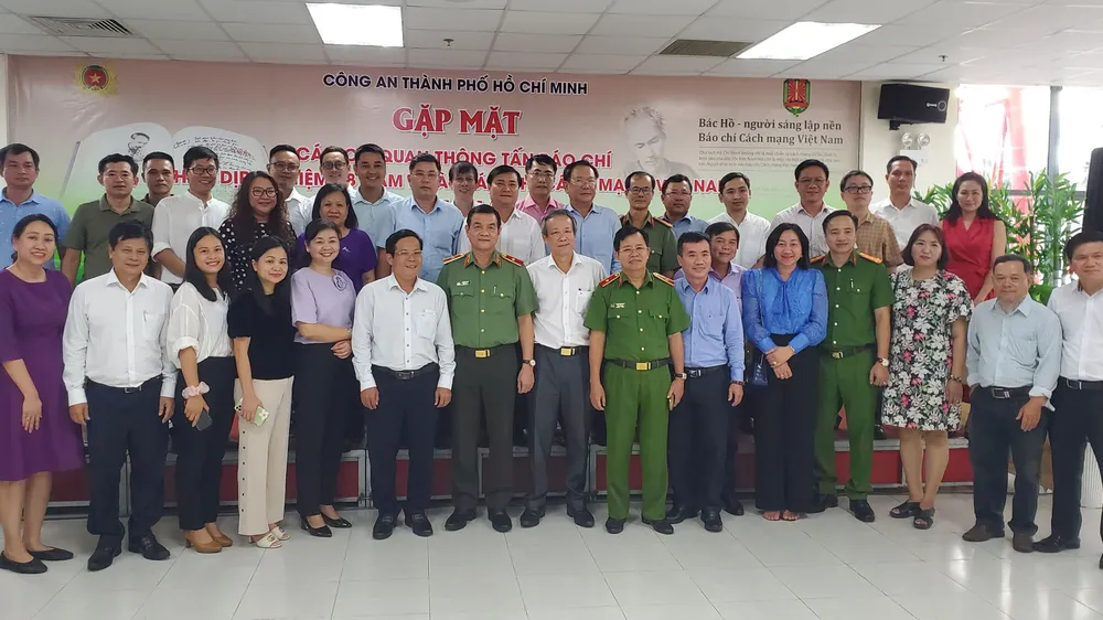 Lãnh đạo Công an TPHCM chụp ảnh lưu niệm với các cơ quan báo chí. Ảnh: CHÍ THẠCH