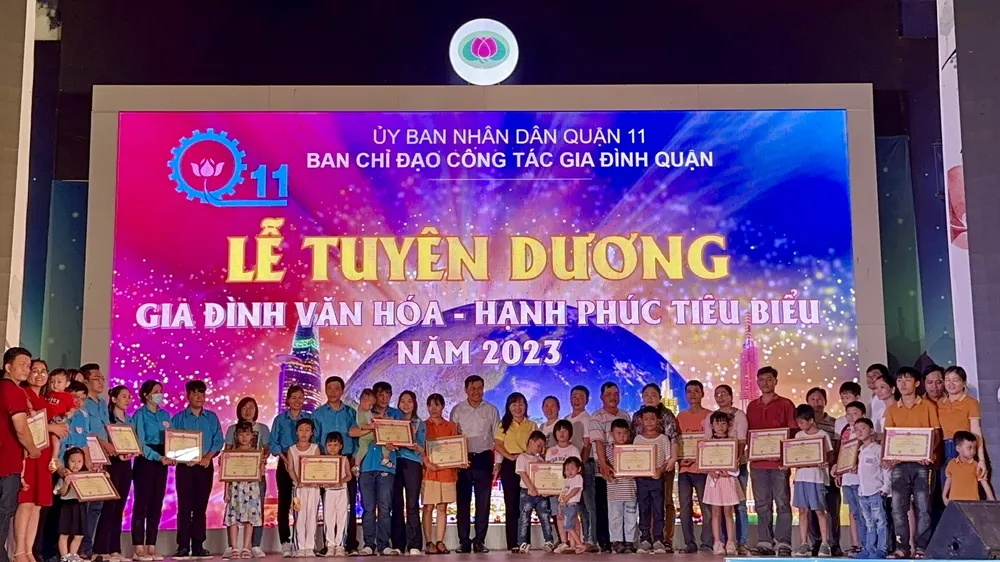 Lãnh đạo quận 11 trao giấy khen tuyên dương 40 gia đình văn hóa, gia đình hạnh phúc tiêu biểu ở quận 11. Ảnh: CHÍ THẠCH 