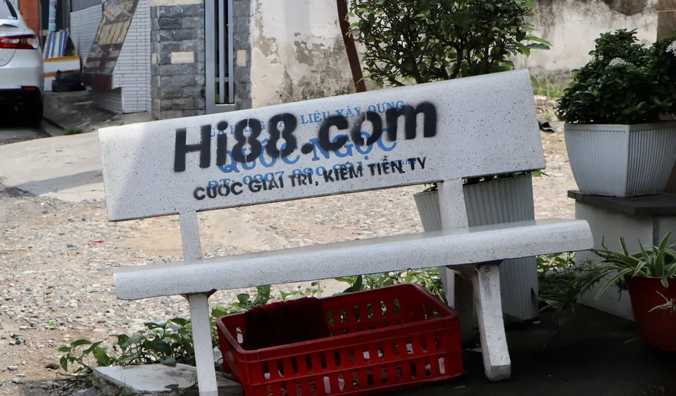 Ghế đá của nhà người dân bị xịt sơn quảng cáo web cá độ