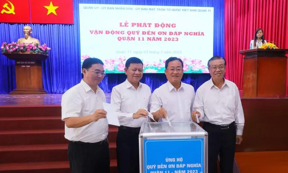 Cán bộ quận 11 đóng góp Quỹ đền ơn đáp nghĩa 