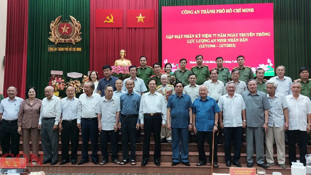 Các đồng chí lãnh đạo, nguyên lãnh đạo cùng đại biểu và cán bộ, chiến sĩ lực lượng An ninh Công an TPHCM chụp hình lưu niệm tại buổi gặp mặt