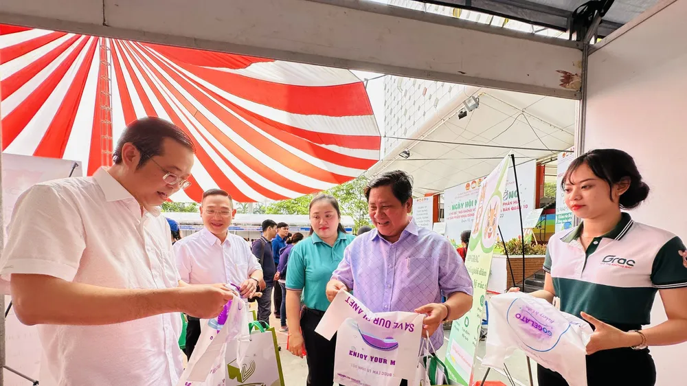 Ngày hội Môi trường với chủ đề “Nói không với túi ni lông khó phân hủy và sản phẩm nhựa nhựa dùng một lần” ở quận 10 năm 2023 với nhiều gian hàng.