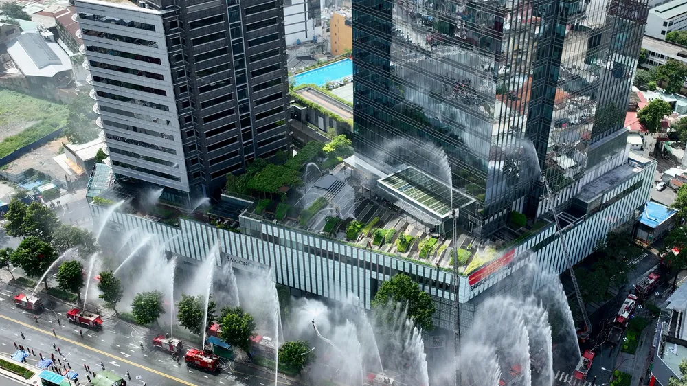 Lực lượng PCCC TPHCM diễn tập tại tòa nhà chữa cháy ở tòa nhà Saigon Centre. Ảnh: HOÀNG HÙNG