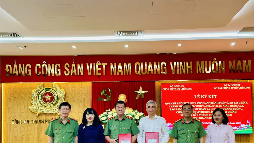 Lãnh đạo các đơn vị tại buổi lễ lễ ký kết quy chế phối hợp giữa Công an TPHCM và Sở Tài chính TPHCM. Ảnh: CHÍ THẠCH