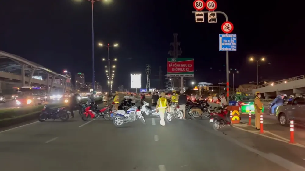 Lực lượng chức năng chặn đầu cầu Sài Gòn để vây bắt nhóm "quái xế"