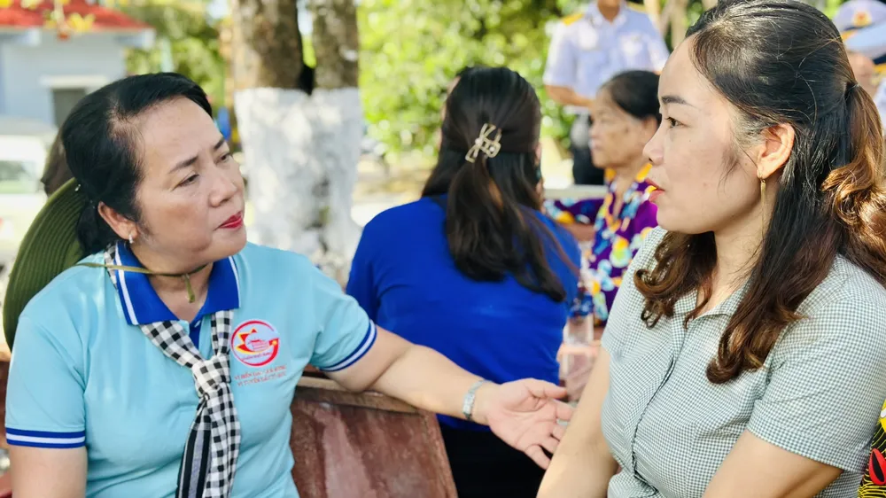 Chủ tịch Ủy ban MTTQ Việt Nam TPHCM Trần Kim Yến ân cần thăm hỏi người dân ở đảo Thổ Chu. Ảnh: CHÍ THẠCH