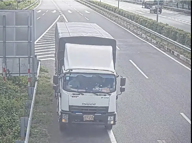 Xử phạt tài xế dùng giẻ che biển số đi lùi trên cao tốc TPHCM – Long Thành - Dầu Giây