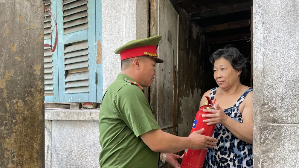 Công an trao tặng bình chữa cháy cho các gia đình 