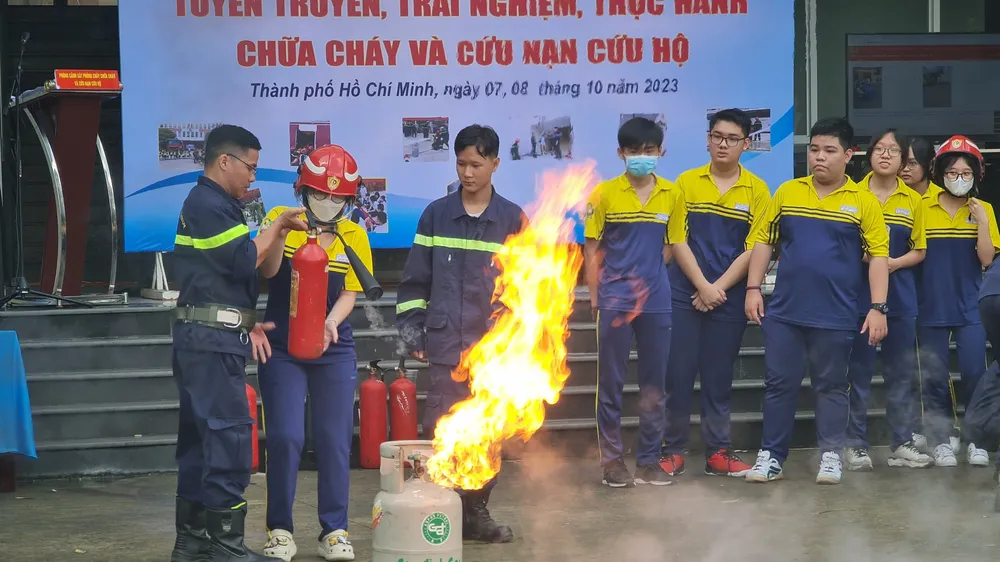 Các em học sinh được trải nghiệm, thực hành phòng cháy chữa cháy và cứu nạn cứu hộ