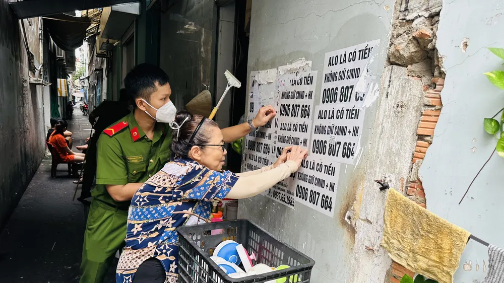 Công an cùng người dân bóc xóa quảng cáo sai quy định trên địa bàn quận Tân Bình