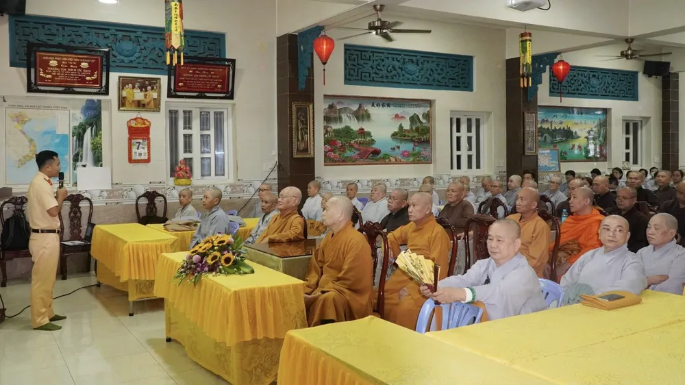Công an tuyên truyền, vận động tăng ni, phật tử tham gia bảo đảm trật tự, an toàn giao thông 