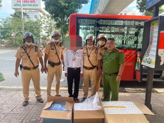 Tài xế cùng tang vật thu giữ
