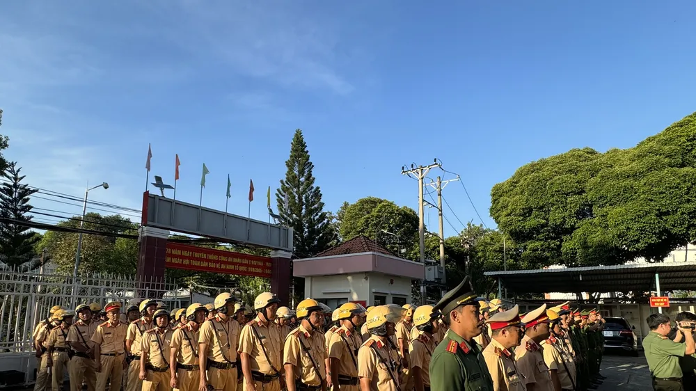 Các đơn vị tại buổi ra quân tổng kiểm tra, kiểm soát người điều khiển phương tiện tham gia giao thông vi phạm nồng độ cồn và chất kích thích ở TP Thủ Đức. Ảnh: CHÍ THẠCH