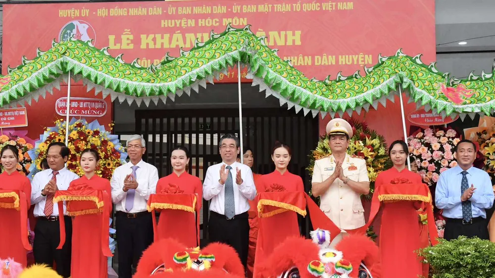 Phó Bí thư Thành ủy TPHCM Nguyễn Phước Lộc cùng lãnh đạo TPHCM, huyện Hóc Môn cắt băng khánh thành trụ sở Huyện ủy – HĐND – UBND huyện Hóc Môn. Ảnh: VIỆT DŨNG 