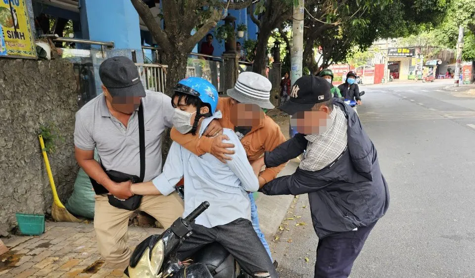 Long lúc bị trinh sát khống chế 