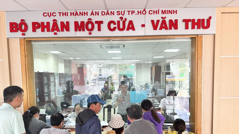 Người dân tới nộp đơn thi hành án tại trụ sở Cục THADS TPHCM
