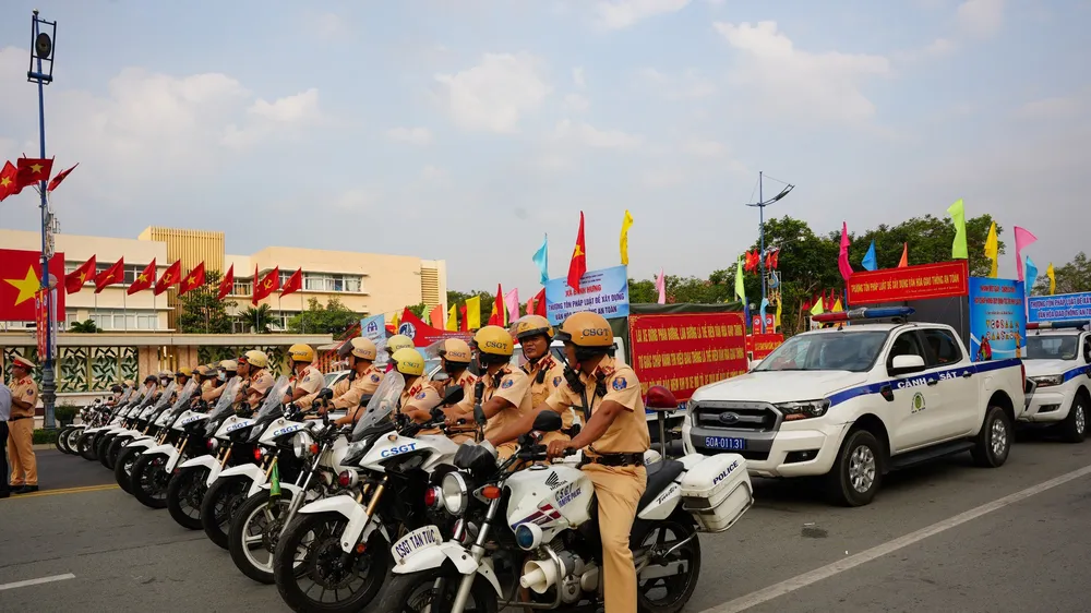 Các đơn vị ra quân thực hiện Năm An toàn giao thông 2024 và đợt cao điểm bảo đảm trật tự an toàn giao thông (TTATGT) trong dịp Tết dương lịch, Tết Nguyên đán Giáp Thìn và Lễ hội đầu xuân năm 2024
