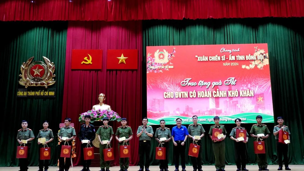 Trung tướng Lê Hồng Nam, Giám đốc Công an TPHCM và đồng chí Ngô Minh Hải, Phó Bí thư Thường trực Thành đoàn TPHCM trao tặng các phần quà tết cho đoàn viên thanh niên