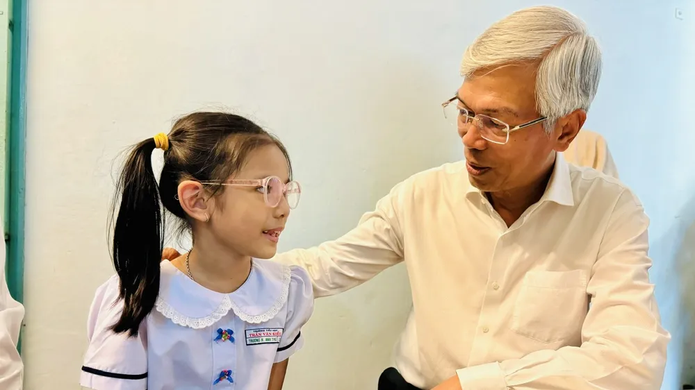 Lãnh đạo TPHCM thăm, tặng quà tết người khó khăn, trẻ mồ côi do dịch Covid-19 