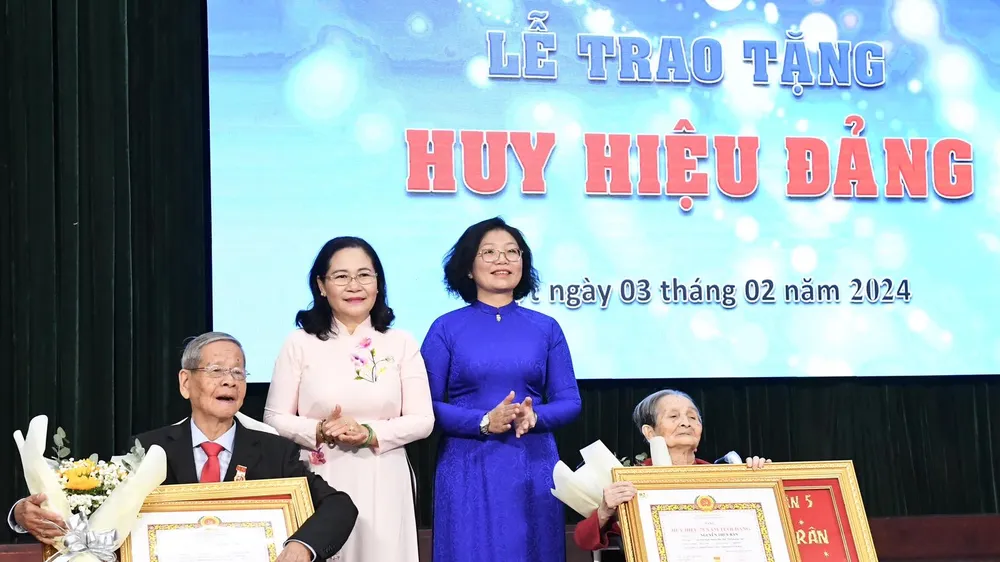 Chủ tịch HĐND TPHCM Nguyễn Thị Lệ trao Huy hiệu Đảng đến đảng viên cao tuổi Đảng 