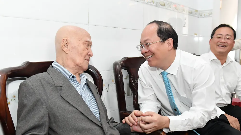 Phó Bí thư Thường trực Thành ủy TPHCM Nguyễn Hồ Hải đã ân cần thăm hỏi, động viên đồng chí Nguyễn Văn Định. Ảnh: VIỆT DŨNG