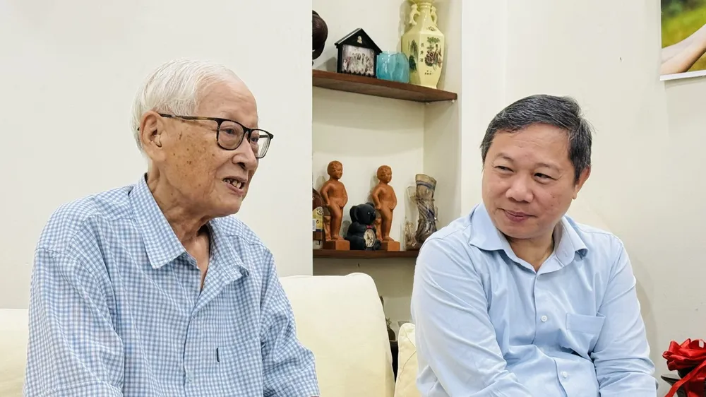 Phó Chủ tịch UBND TPHCM Dương Anh Đức thăm, chúc tết đồng chí Phan Văn Tiệm, nguyên Ủy viên Trung ương Đảng, nguyên Trợ lý Tổng Bí thư Lê Khả Phiêu
