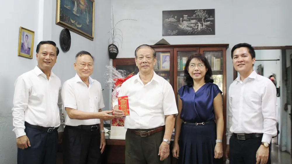 Đoàn Luật sư TPHCM thăm, chúc tết luật sư Triệu Quốc Mạnh. Ảnh: QUANG NGUYỄN