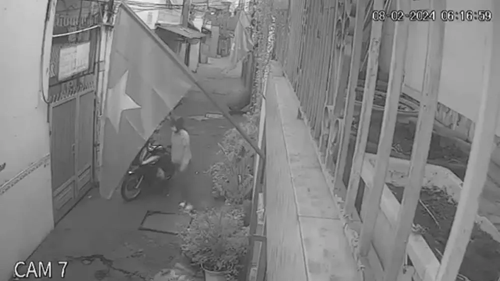 Camera an ninh khu trọ ghi nhận chị Thống tan ca làm về phòng trọ vào ngày 29 Tết 