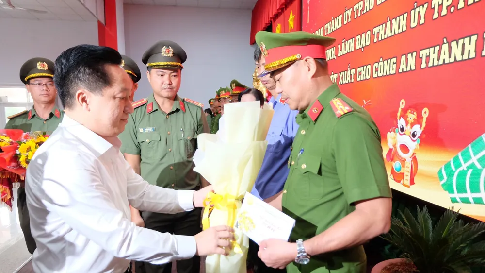 Chủ tịch UBND TP Thủ Đức Hoàng Tùng trao khen thưởng Công an TP Thủ Đức 