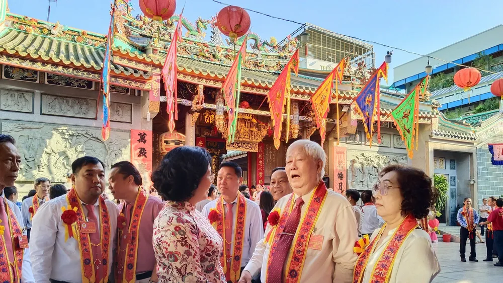 Nhiều người dân tham dự Lễ hội Nghinh Ông Quan Thánh Đế Quân tuần du