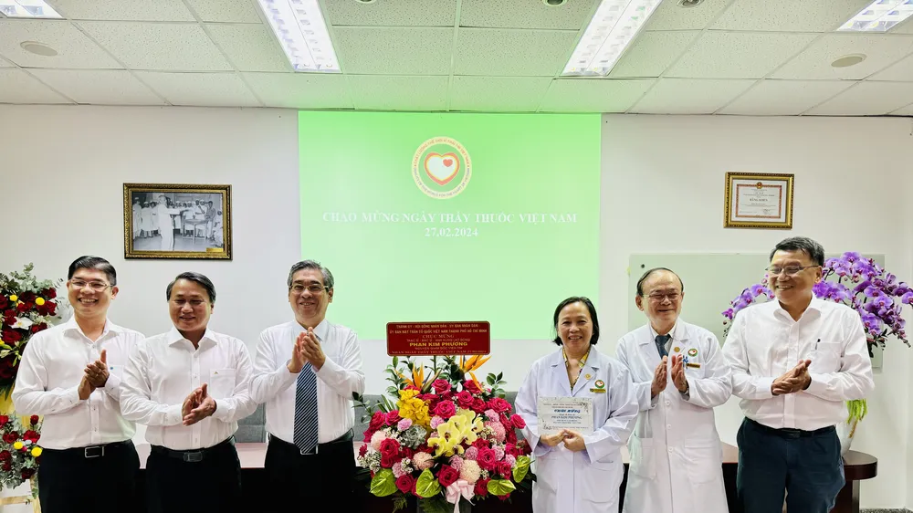 Phó Bí thư Thành ủy TPHCM Nguyễn Phước Lộc thăm ThS-BS Phan Kim Phương, Anh hùng Lao động, nguyên Giám đốc Viện Tim và các y, bác sĩ Bệnh viện Tâm Đức. Ảnh: CHÍ THẠCH