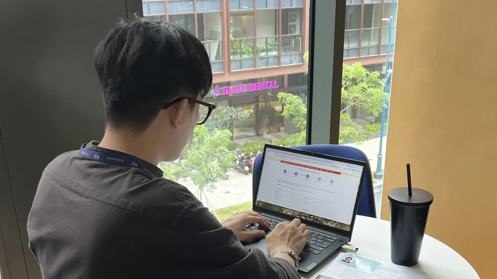 Người dân làm thủ tục thủ tục hành chính qua dịch vụ công trực tuyến 