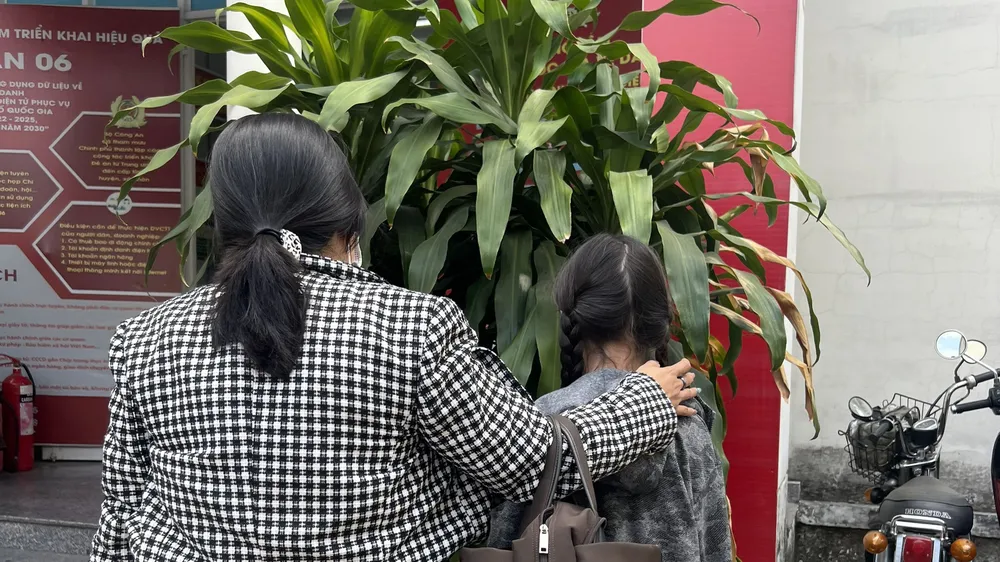 Bé gái cùng mẹ đến công an trình báo