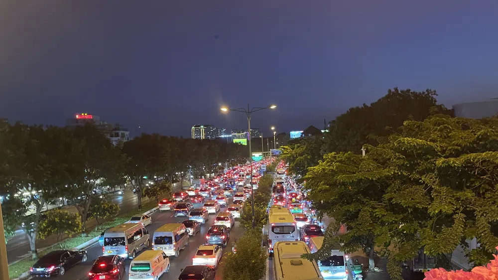 Hàng ngàn phương tiện “chôn chân” trên đại lộ Phạm Văn Đồng