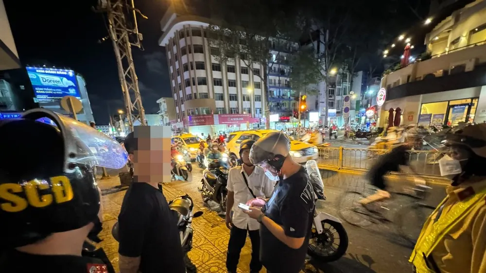 Tổ 363 kiểm tra đối tượng nghi vấn hoạt động cho vay nặng lãi ở khu vực trung tâm TPHCM. Ảnh: CHÍ THẠCH