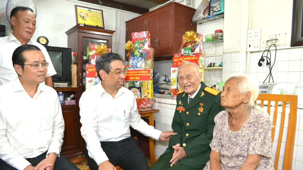 Phó Bí thư Thành ủy TPHCM Nguyễn Phước Lộc thăm, tặng quà chiến sĩ tham gia Chiến dịch Điện Biên Phủ