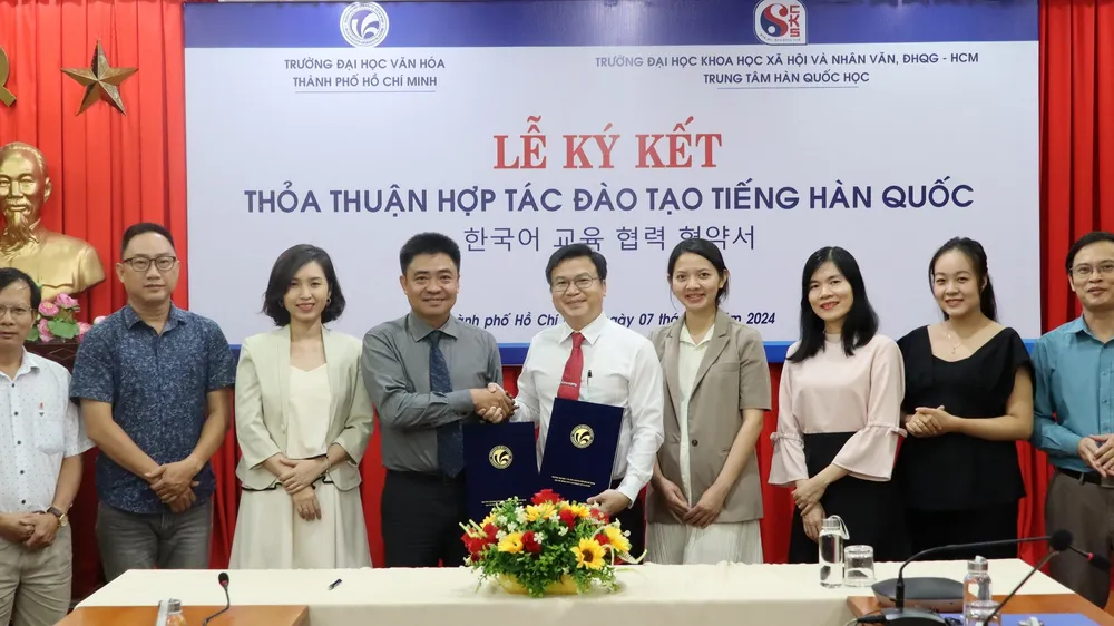 Quang cảnh buổi lễ ký kết 