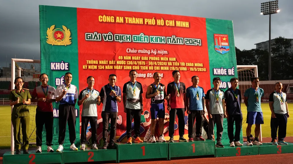 Lãnh đạo Công an TPHCM trao huy chương cho các tập thể và cá nhân có thành tích cao