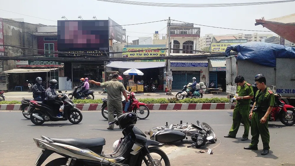 Công an khám nghiệm một vụ tạt axit ở TPHCM. Ảnh: CHÍ THẠCH