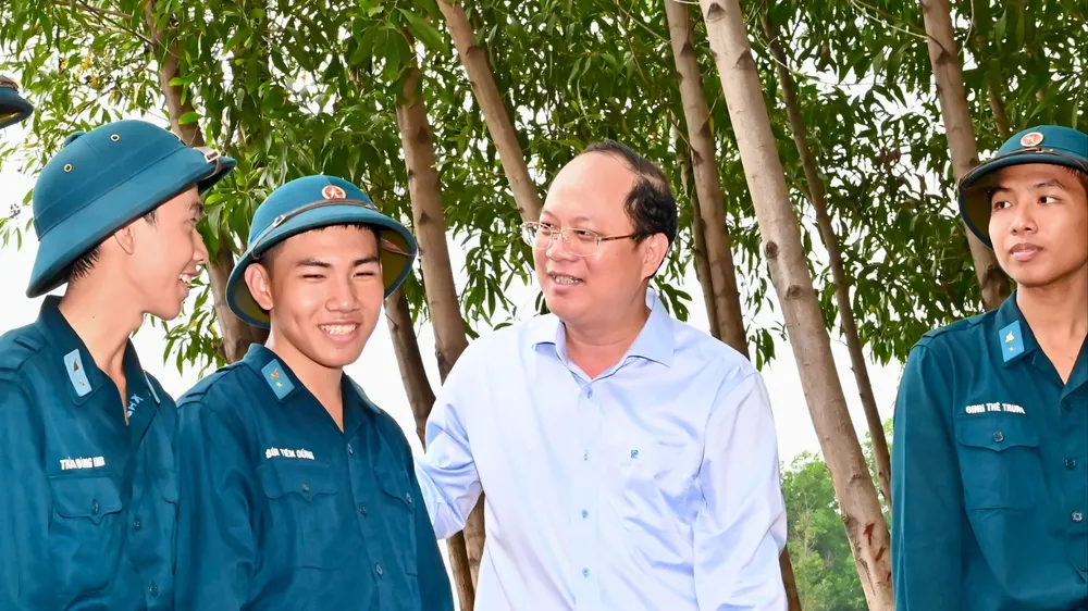 Phó Bí thư Thường trực Thành ủy TPHCM Nguyễn Hồ Hải ân cần thăm hỏi, động viên các chiến sĩ mới tại Sư đoàn Phòng không 367. Ảnh: VIỆT DŨNG