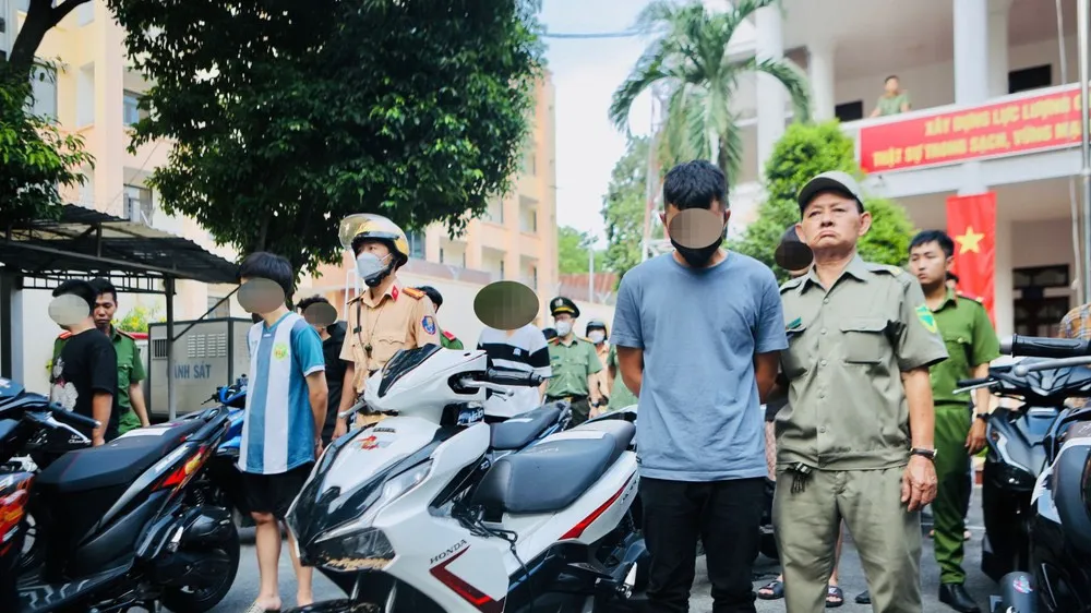 Nhóm “quái xế” đua xe trên cầu Sài Gòn lĩnh án