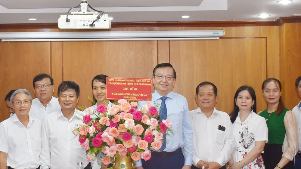 Đồng chí Lê Hồng Sơn thăm, chúc mừng các cơ quan báo chí 