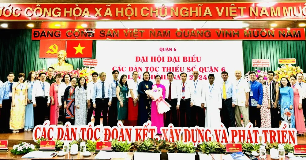 Phó Chủ tịch UBND TPHCM Dương Ngọc Hải cùng lãnh đạo quận 11 chúc mừng đại biểu tham dự Đại hội đại biểu các dân tộc thiểu số quận 6 lần thứ III năm 2024.
