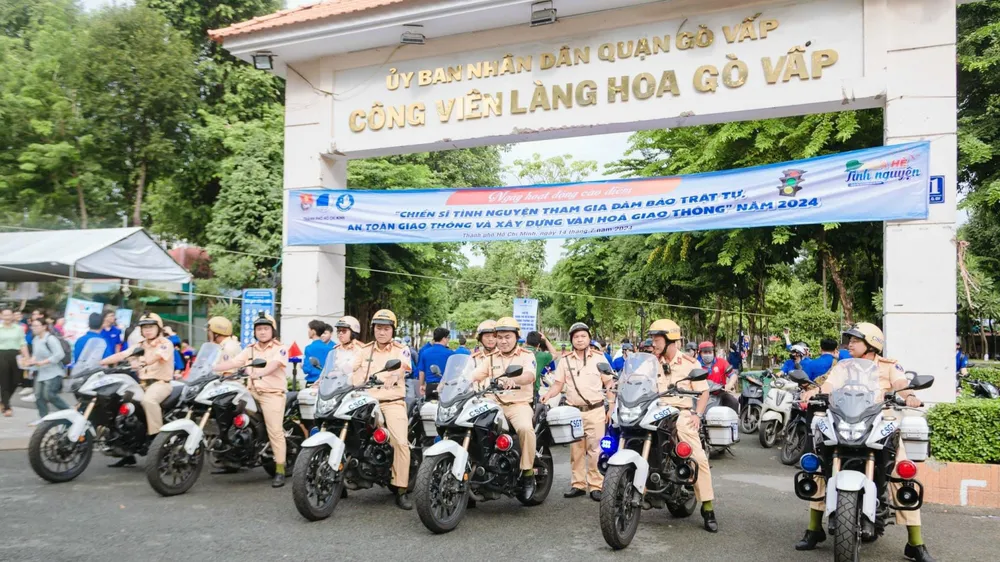 Chiến sĩ tình nguyện đảm bảo trật tự, an toàn giao thông và xây dựng văn hóa giao thông
