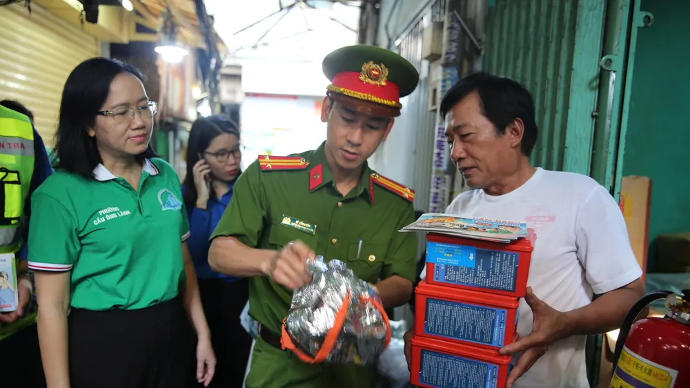 Công an trang bị mặt nạ lọc độc cho người dân 
