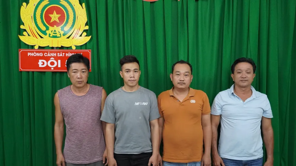 Nhóm đối tượng gồm: Thành - Tú - Toán - Nhiên (từ trái qua phải) tại cơ quan công an.