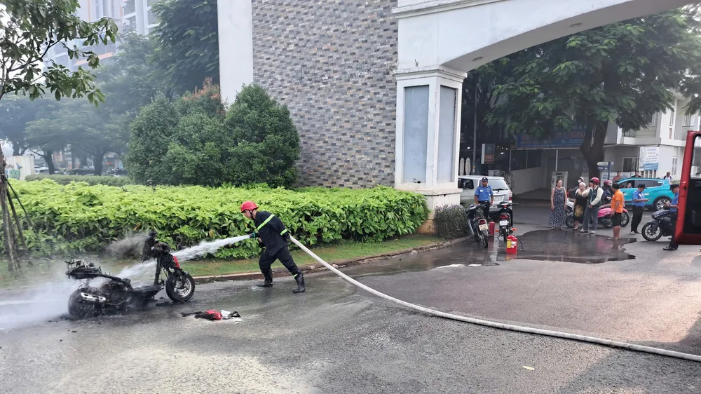 Lực lượng chức năng chữa cháy ở hiện trường
