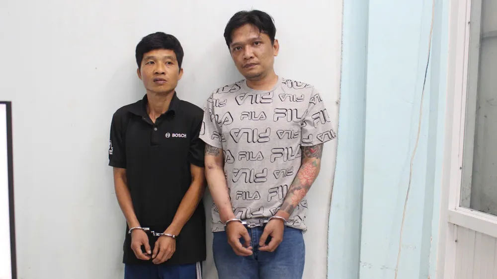 Huỳnh Quốc Hùng và Trương Ngọc Phong tại cơ quan công an.