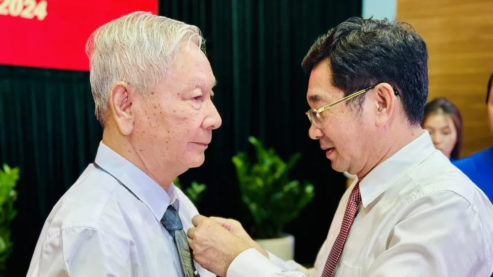 Phó Chủ tịch Thường trực UBND TPHCM Dương Ngọc Hải trao Huy hiệu Đảng đến các đảng viên đợt ngày 7-11. Ảnh: CHÍ THẠCH